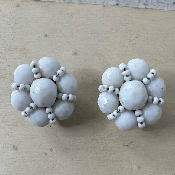 Vintage Signed Hobè Milkglass Cluster Bead Earrings Clip On - Picture 1 of 5